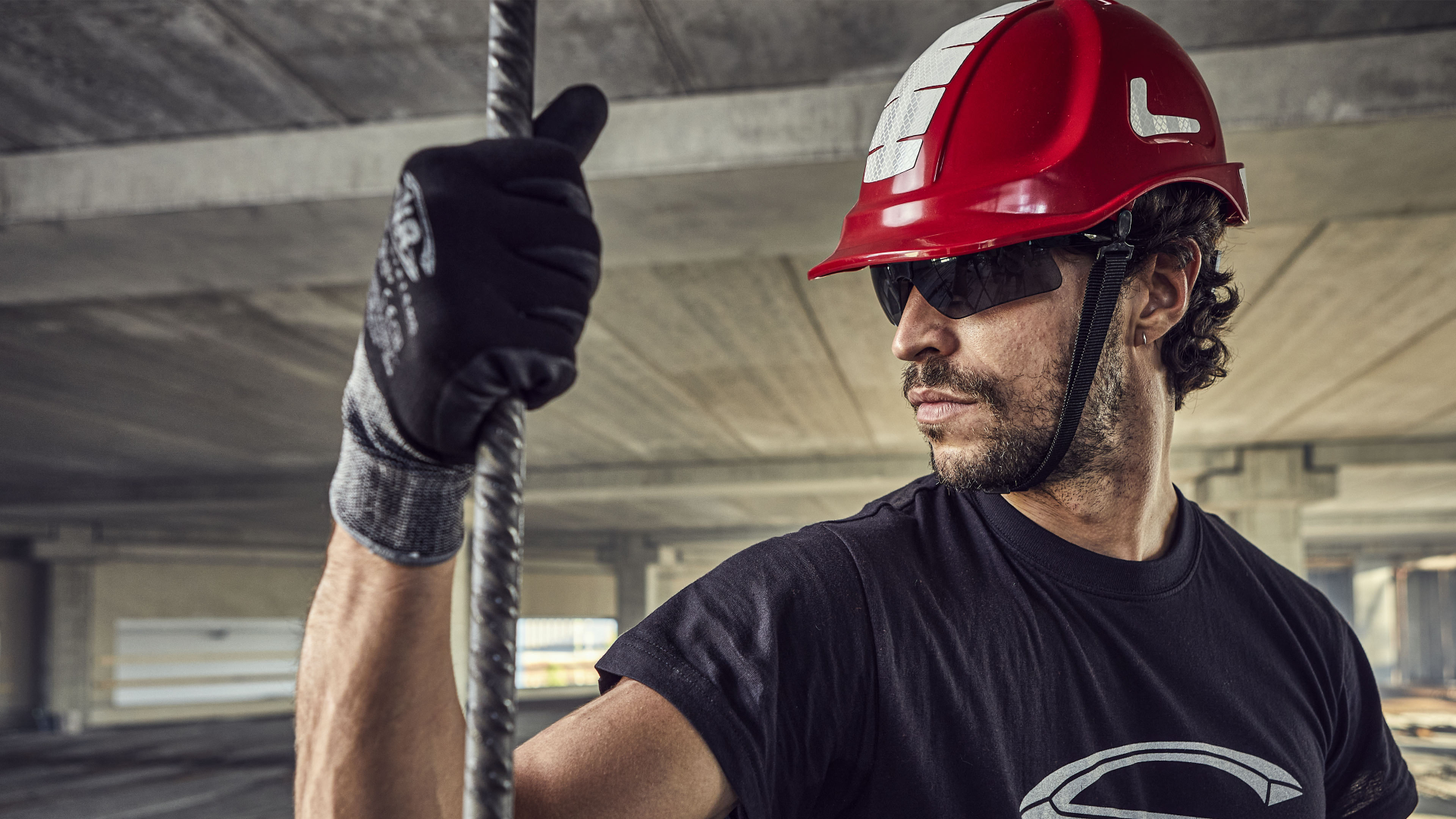 Arbeiter, reflektierende Kleidung mit Helm zu tragen Stockfotografie - Alamy